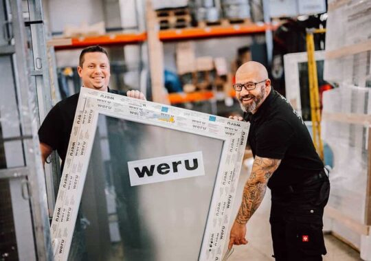 Alt="Professionelle Fenstermontage durch erfahrene Handwerker"