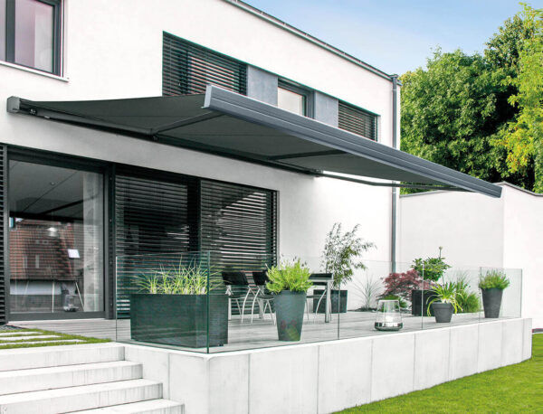 alt="Erhardt-Markise als Sonnen- und Wetterschutz auf Balkon – Installation durch Fensterkonzepte Schulze aus Köln"