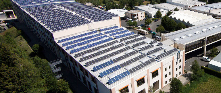 Ein großes Gebäude mit einem Dach voller Solarpaneele.