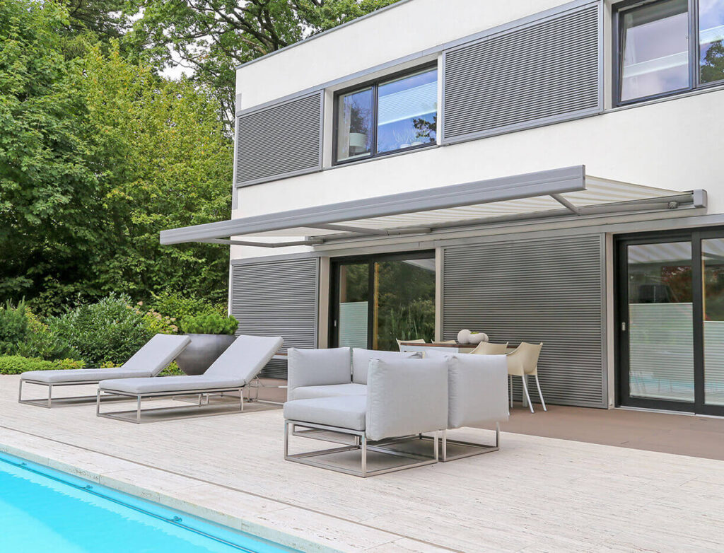 alt="Kassettenmarkise mit geschlossener Kassette – eleganter und geschützter Sonnenschutz für Balkon und Terrasse"