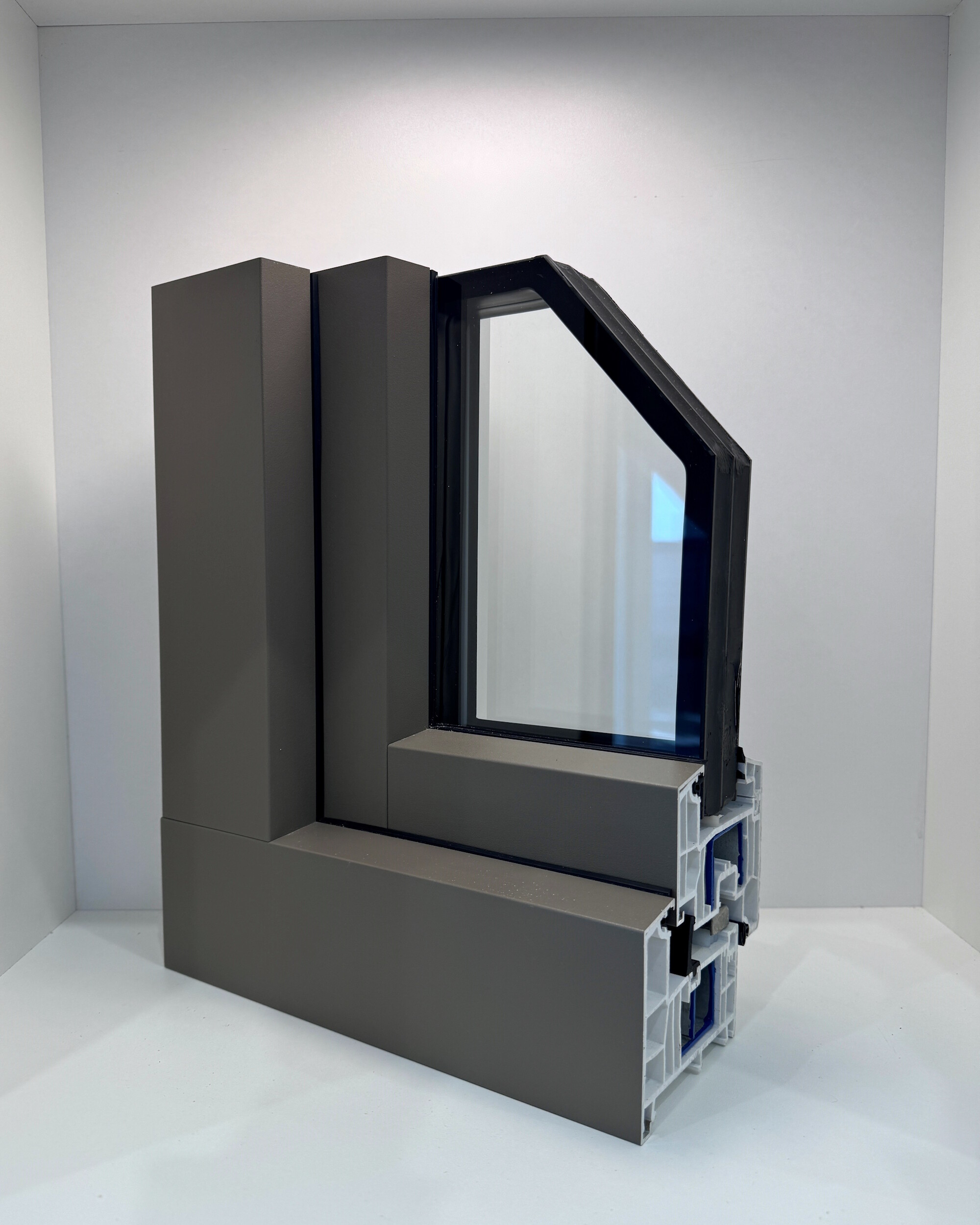 Kunststoff-Alu-Fenster mit robuster Aluminium-Außenschale und pflegeleichter Oberfläche – perfekte Kombination aus Stabilität und Stil