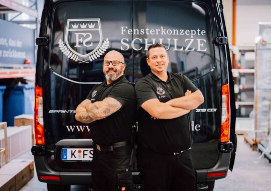 Hochwertige Markise als Sonnenschutz über Terrasse in Köln, professionell montiert vom Fachbetrieb Fensterkonzepte Schulze