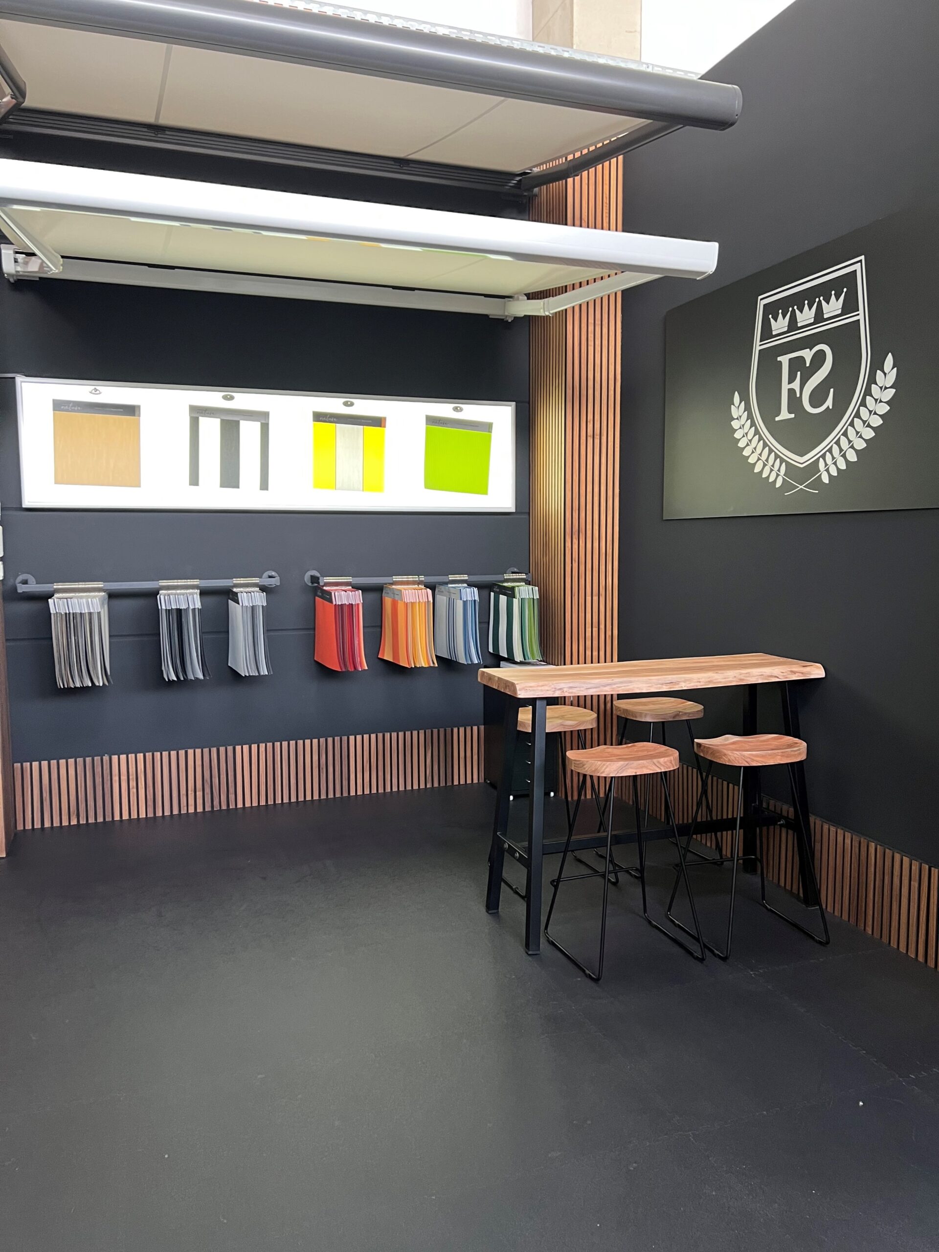 Sonnenschutz- und Markisen-Ausstellung mit Mustertüchern bei Fensterkonzepte Schulze in Köln