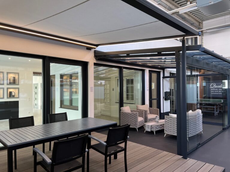 Terrassenüberdachung mit Glasdach – langlebiger Wetterschutz für Terrasse und Garten mit freiem Blick in den Himmel