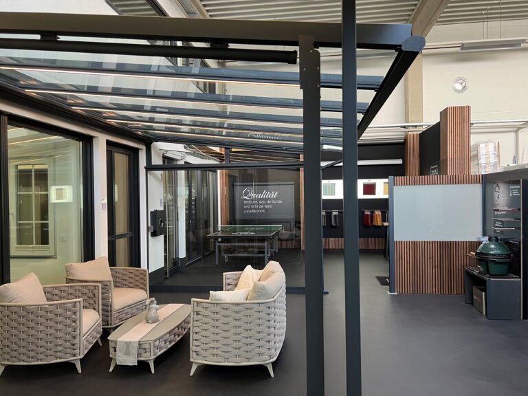 Komfortabler Sitzbereich unter Terrassendach – wetterfeste Überdachung für entspannte Stunden im Freien bei jedem Wetter