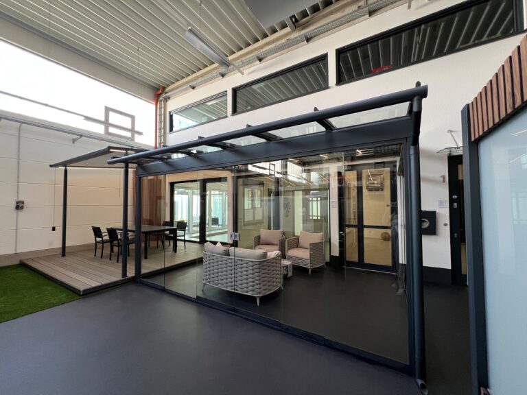 Terrassendach am Einfamilienhaus – moderne Überdachungslösung für mehr Wohnkomfort im Außenbereich und zuverlässigen Schutz bei Regen und Sonne