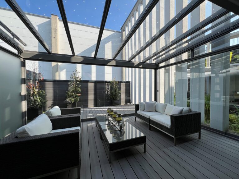 Hochwertiges Terrassendach aus Aluminium als stilvolle Überdachung für die Terrasse im Garten – idealer Sonnen- und Regenschutz in Köln