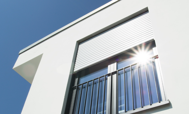 Moderner Aufsatz-Rollladen von Fensterkonzepte Schulze in Köln – direkt auf dem Fenster montiert für optimale Wärmedämmung, Lärmschutz und Energieeffizienz. Ideal für Renovierungen und Sanierungen.