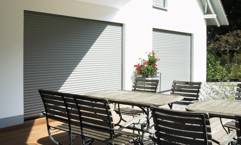 alt="Energetische Sanierung mit Aufsatzrollladen – sauber montiert vom Fachbetrieb"