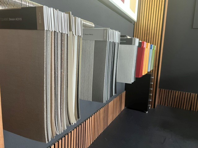 Nahtlose Integration einer Erhardt-Markise in die Fassade eines modernisierten Altbaus