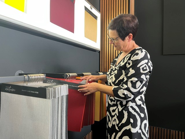 Offene Markise in warmem Sandton als dekorativer Sonnenschutz auf dem Balkon