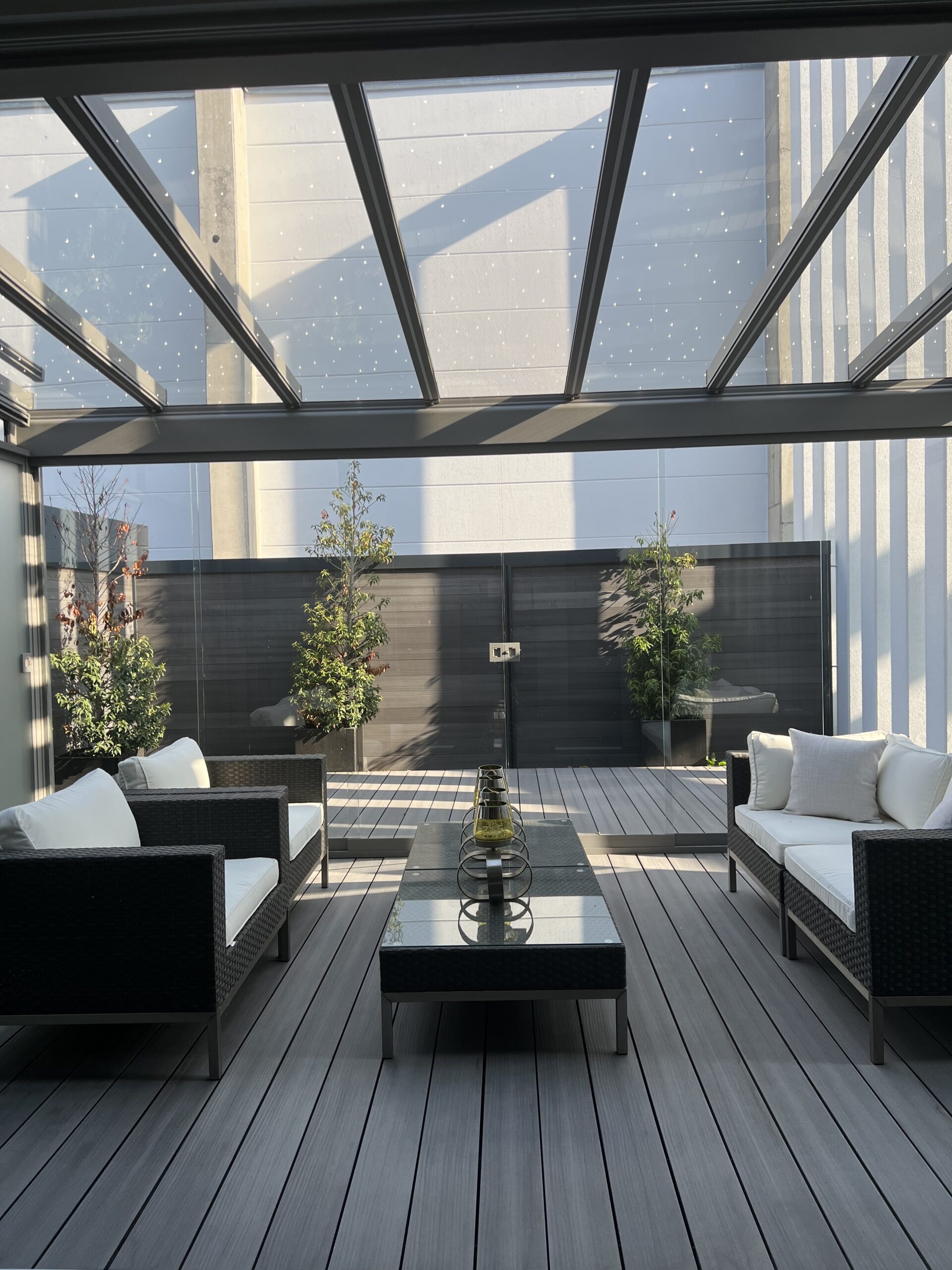 Elegantes Terrassendach in Köln – wetterfester Wetterschutz aus Aluminium von Fensterkonzepte Schulze für mehr Wohnraum im Freien