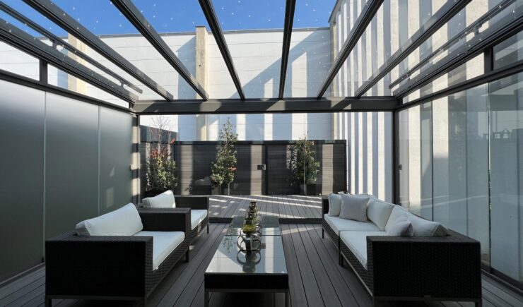 ERHARDT Terrassendach in Köln – individuelle Maßanfertigung mit großer Farbvielfalt, harmonisch abgestimmt auf Haus und Garten. Hochwertiges Aluminiumdach mit Glas, ideal für Modernisierung und Wetterschutz im Alter.