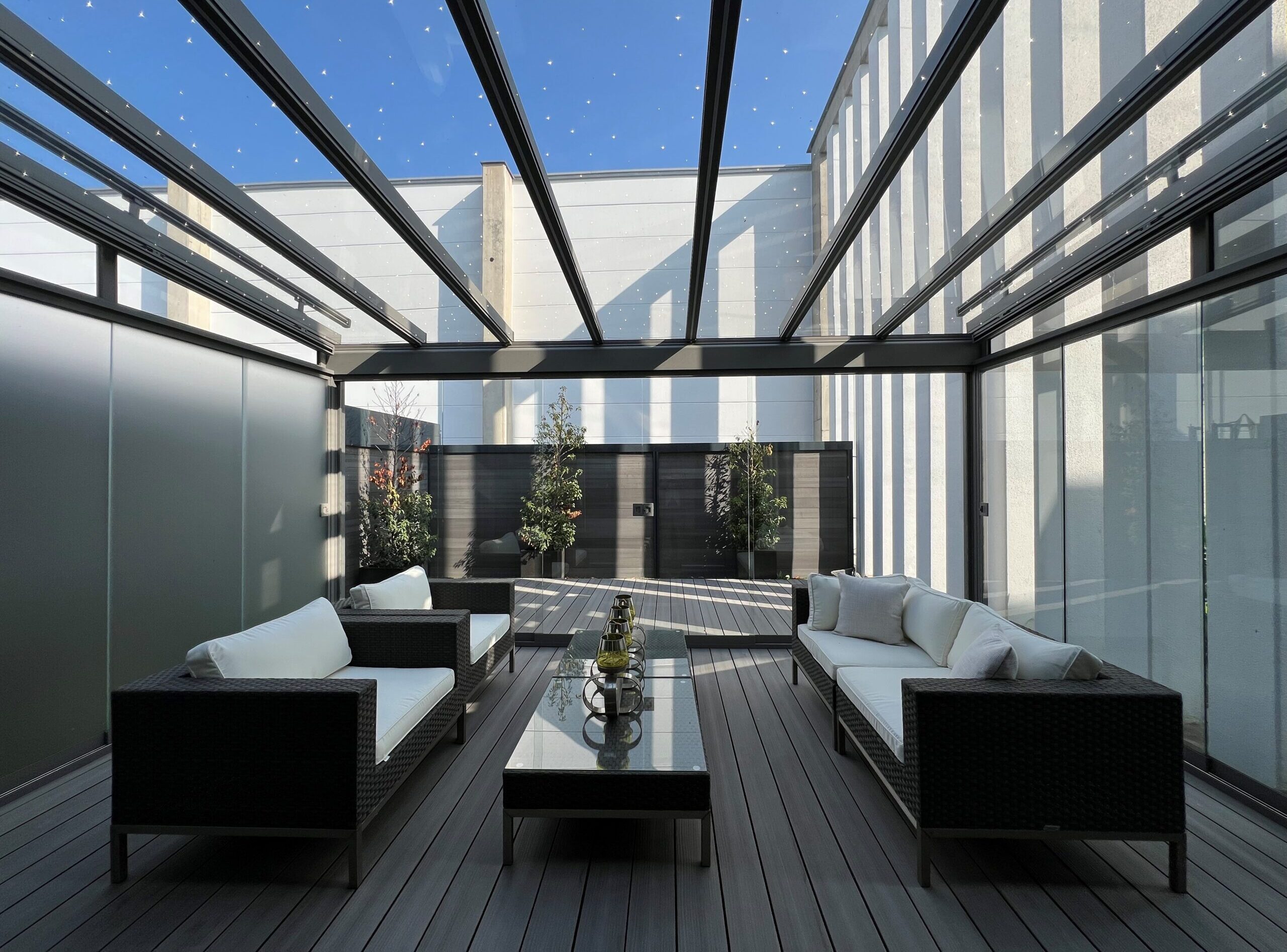 ERHARDT Terrassendach in Köln – individuelle Maßanfertigung mit großer Farbvielfalt, harmonisch abgestimmt auf Haus und Garten. Hochwertiges Aluminiumdach mit Glas, ideal für Modernisierung und Wetterschutz im Alter.