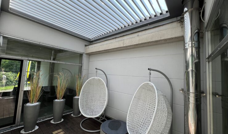 ERHARDT Terrassendach mit integrierter Markise in Köln – Sonnenschutz und Regenschutz in einem. Individuelle Farbgestaltung, langlebige Aluminiumkonstruktion, perfekt für Hausbesitzer 60 plus.