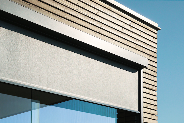 Textilscreen aus wetterfestem Gewebe – dezenter Sonnenschutz für Fassaden, Balkone und Terrassen.