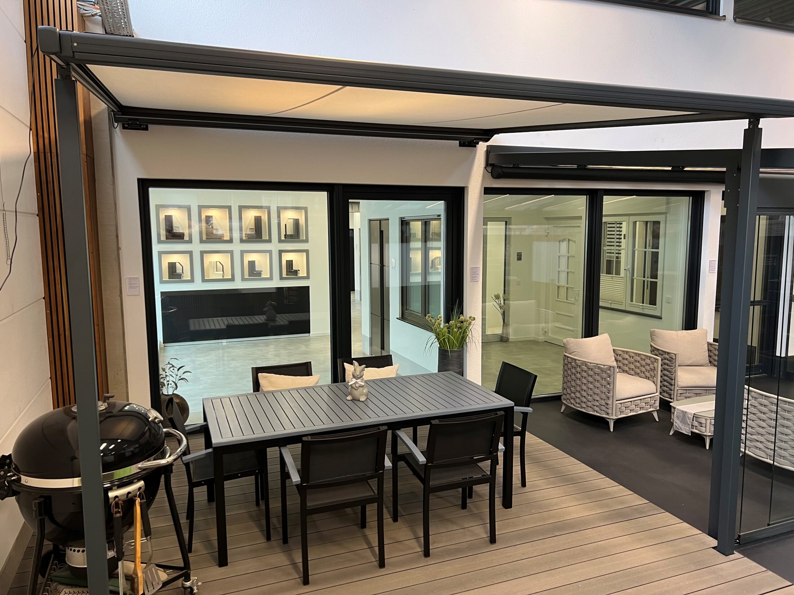 Hochwertige Pergola-Markise von ERHARDT für große Terrassenflächen – wetterfester Sonnenschutz