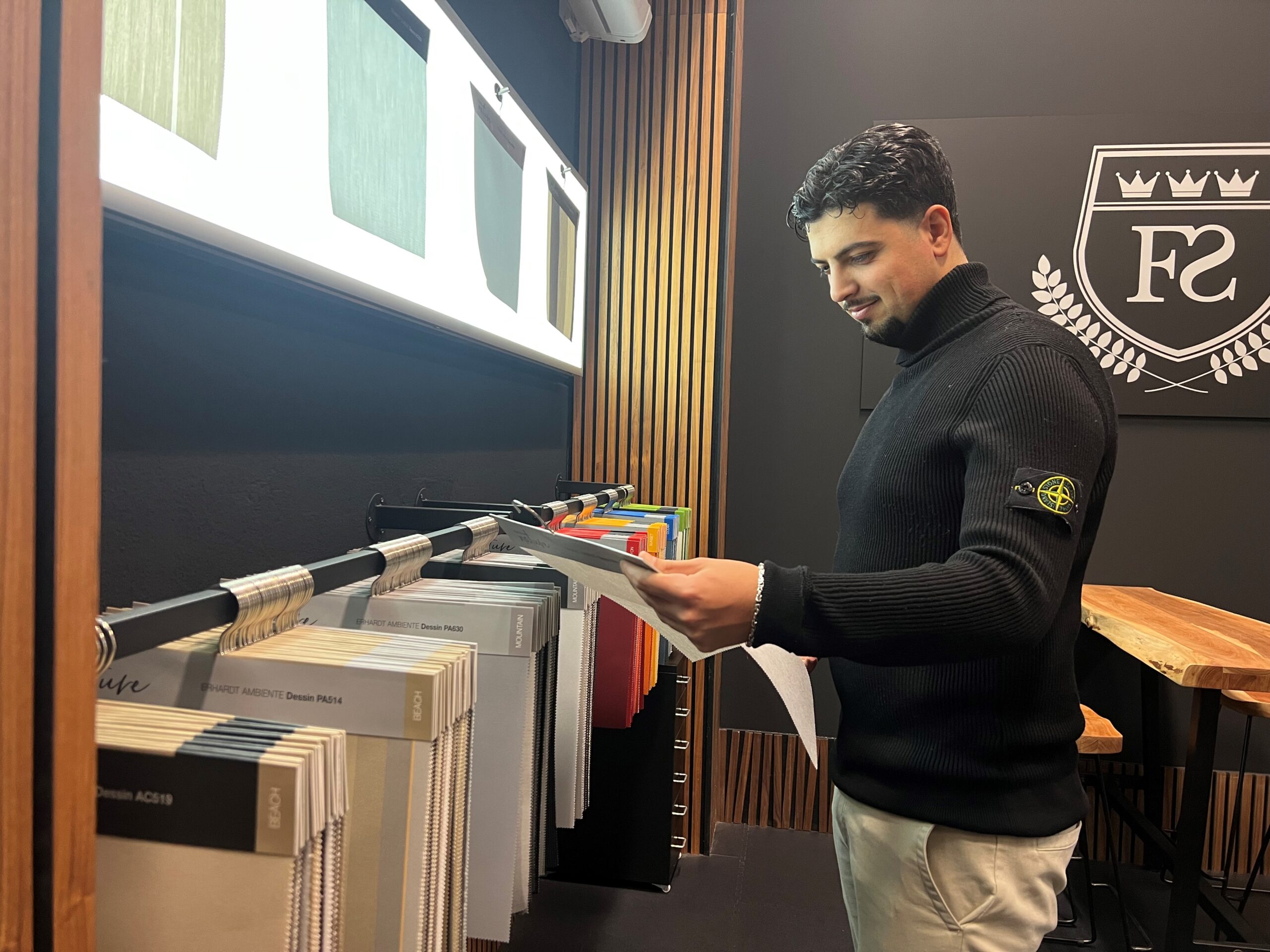 Moderne Pergola-Markise als stabiler Sonnen- und Regenschutz für Terrasse in Köln