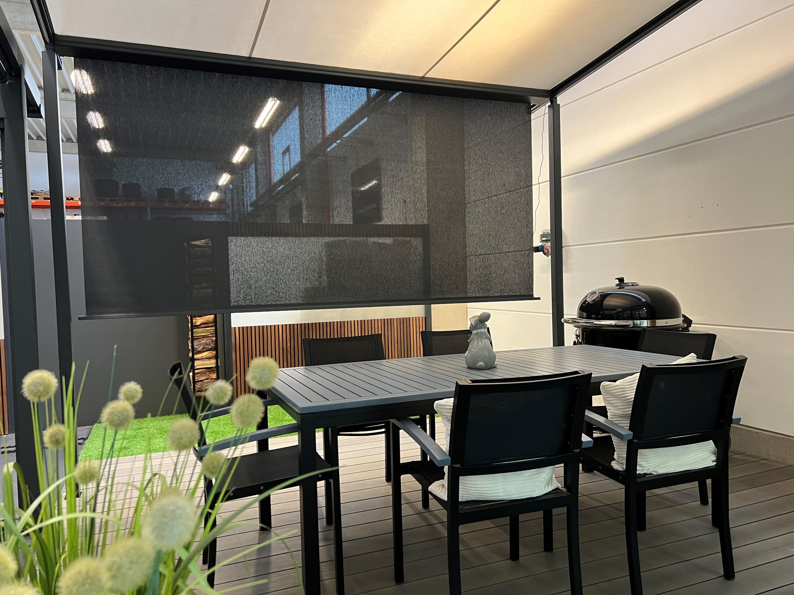 Pergola-Markise mit seitlichem Windschutz – optimale Lösung für komfortable Terrassennutzung